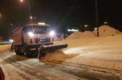 Столичні дорожники похвалились боротьбою зі снігом (фото)