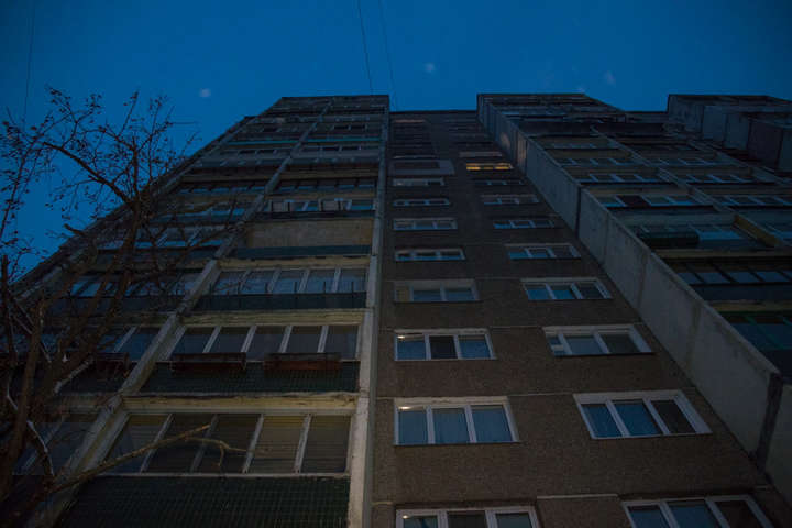 Чоловік випав з балкона власної квартири у столиці