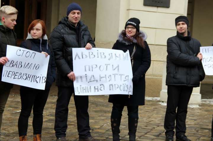 Зростання вартості проїзду у маршрутках викликало протести у Львові