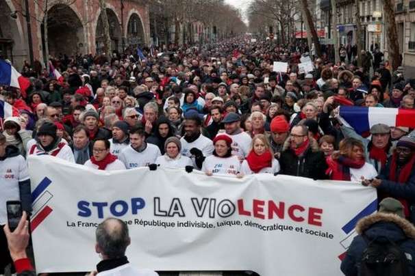Тисячі активістів «червоних хусток» вийшли у Парижі на марш проти «жовтих жилетів»
