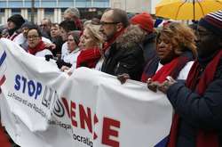 Во Франции появилось движение «красные шарфы», выступающее против «желтых жилетов»