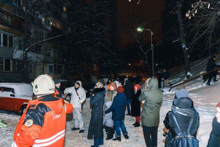 У Києві пожежа заблокувала жителів багатоповерхівки