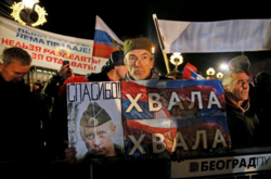 Чоловік із плакатом «Спасибі» сербською мовою зустрічає Володимира Путіна в Белграді