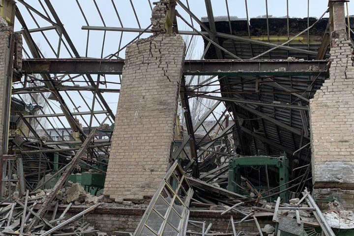 В оккупированной Горловке обрушились стены машиностроительного завода (фото)