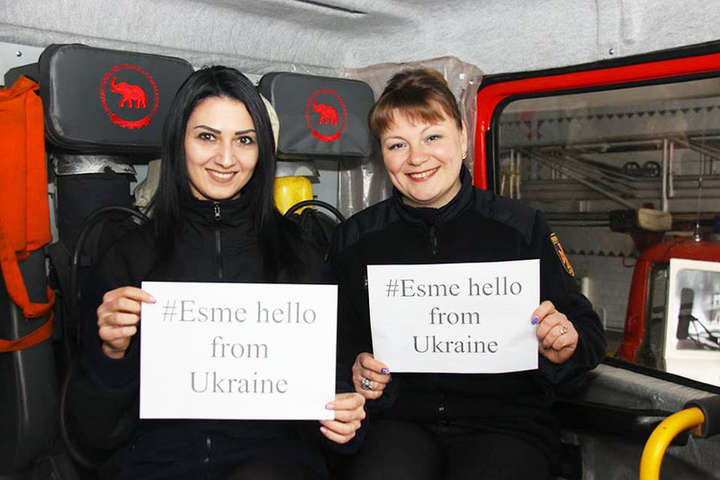 Вінницькі рятувальниці долучилися до флешмобу, щоб підтримати дівчинку з Великої Британії