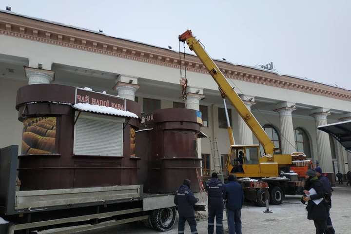На залізничному вокзалі у Києві знесли два МАФи (фото)
