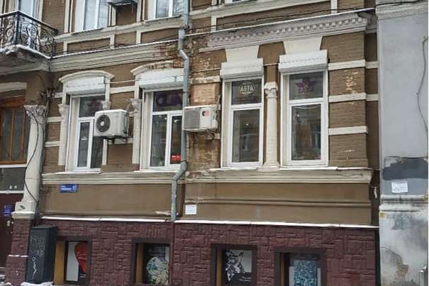 Вулицю в центрі Києва очищують від реклами (фото)