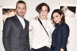  Дэвид и Виктория Бекхэм с сыном Бруклином 