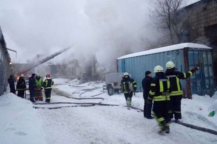 У Києві на території «Радіозаводу» сталася масштабна пожежа