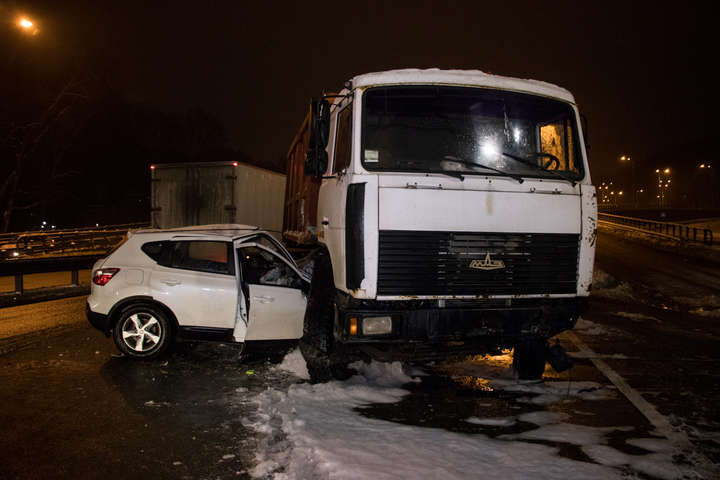 Перед мостом Патона у Києві вантажівка розчавила Nissan (фото, відео)