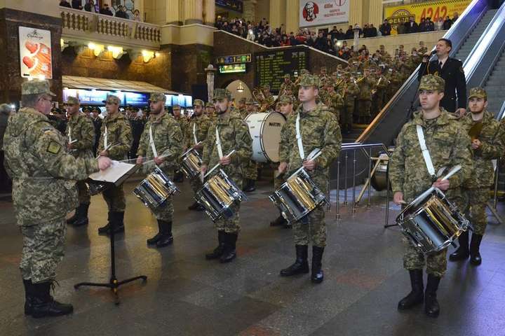 На залізничному вокзалі Києва виступить військовий оркестр із хором