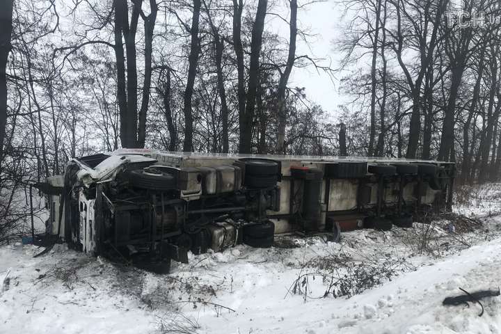 Смертельна ДТП під Києвом: зіткнулися дві вантажівки і легковик (фото)