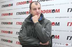  За даними російського слідства, Карась, зокрема, вчинив наругу над прапором Росії 