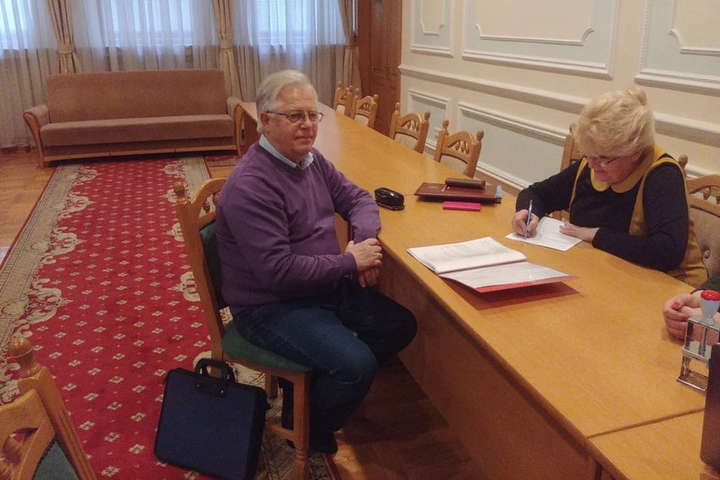 Симоненко хоче в президенти, приніс документи в ЦВК