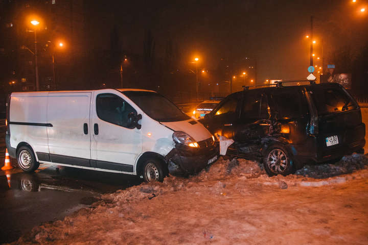 Невдало припаркувався: на Борщагівці сталася потрійна ДТП (фото, відео)