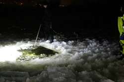 На Оболоні з-під льоду дістали тіло хлопця, який пропав місяць тому