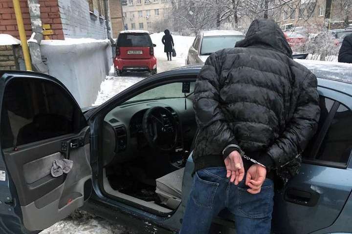 У Києві затримали іноземців, які посеред дня обкрадали автівки