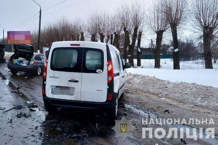 У Житомирі в потрійному ДТП перекинувся автомобіль поліції з арештантами
