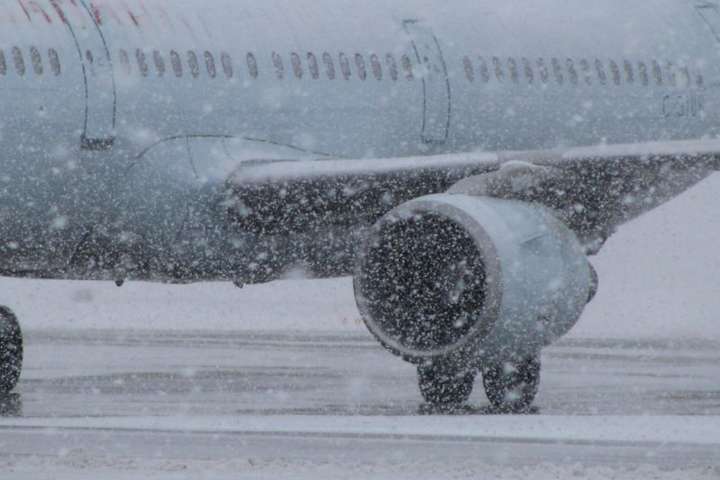 Через снігопади у Європі масово затримуються авіарейси