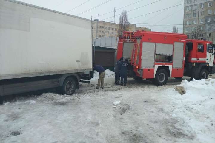 Снігопади на Кіровоградщині: рятувальники допомогли десяткам водіїв