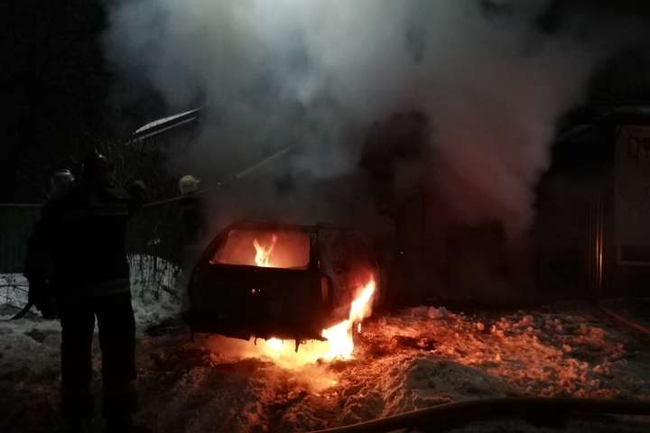 Під Києвом вщент згорів автомобіль (фото)