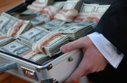 Квартира від мами, мільйони готівки від бабусі. Як чиновники декларують свої подарунки