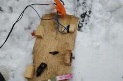 Киянин знайшов біля свого автомобіля саморобну бомбу (фото)