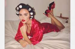 Идеальная домохозяйка 1950-х: сексуальная визажистка воскрешает пин-ап