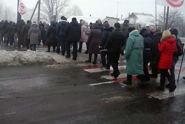Жителі села під Києвом на кілька годин перекрили міжнародну трасу (відео)