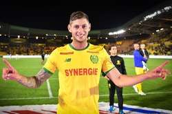 На пляжі у Франції знайшли уламки зниклого літака з футболістом