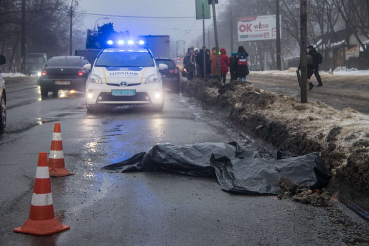 ДТП сталася поряд із пішохідним переходом - Смертельна ДТП у Києві: вантажівка переїхала жінку (фото, відео)