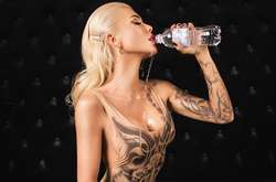 Известная телеведущая показала невероятное тело в мокром купальнике