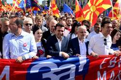 Прем'єр-міністр Македонії Зоран Заєв та спікер парламенту Македонії Талат Джафері (в центрі) на марші за європейську Македонію в центрі Скоп'є, 16 вересня 2018 року. 