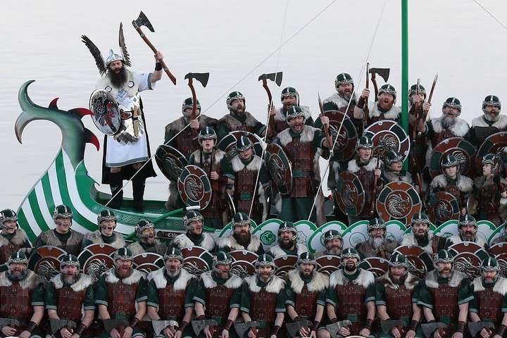 Шотландию оккупировали викинги: тысячи людей собрались на ежегодный фестиваль огня