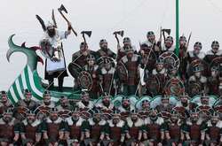 Шотландию оккупировали викинги: тысячи людей собрались на ежегодный фестиваль огня