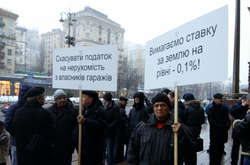 Під столичною мерією проходить мітинг