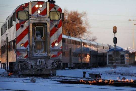 У Чикаго залізничники підпалюють колії, щоб потяги могли ними рухатися