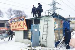 Столичні комунальники демонтували низку незаконних «шиномонтажів»