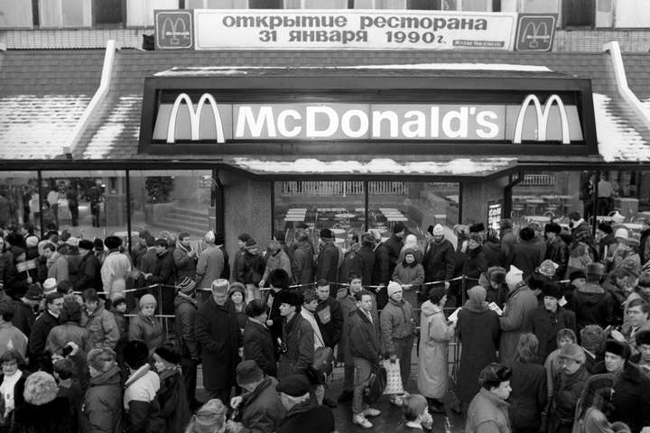 Многочасовые очереди и картошка фри за 95 копеек. Как открывали первый в СССР «Макдональдс»