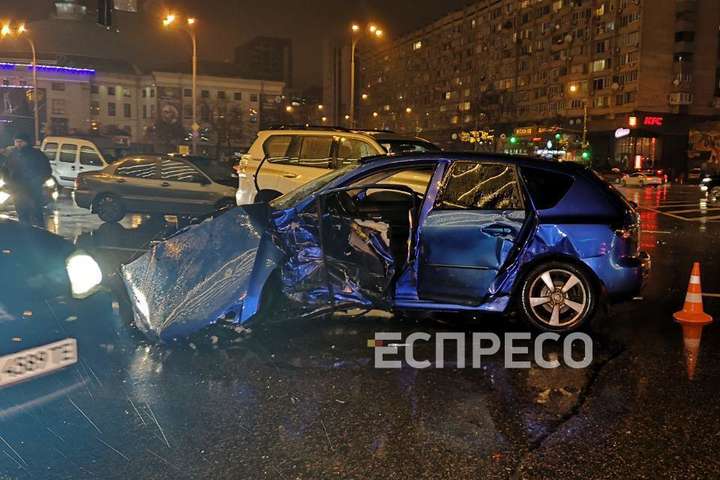 У Києві сталася ДТП за участі п’яти автівок: є жертви