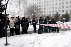 Пацієнтів і персонал лікарні евакуювали на вулицю