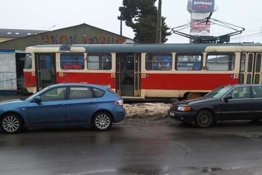 Біля метро «Лісова» зійшов з рейок трамвай, знісши два стовпи (фото)