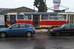 Біля метро «Лісова» зійшов з рейок трамвай, знісши два стовпи (фото)