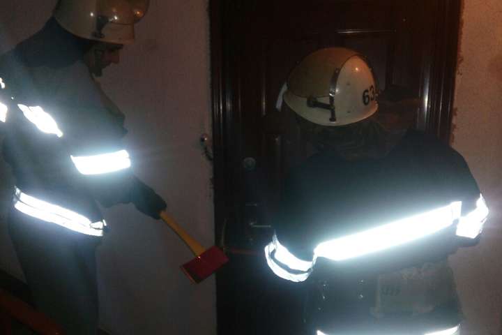 У квартирі на Київщині рятувальники виявили тіло чоловіка