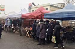 Комунальники розігнали базар із «трусами-халатами» на залізничному вокзалі 