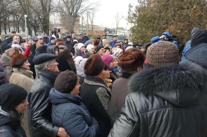 В Донецкой области и в Бердянске люди в камуфляже пытались сорвать встречи Вилкула с избирателями 