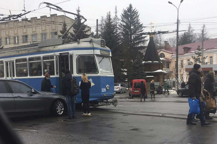 В центрі Вінниці BMW «таранив» трамвай