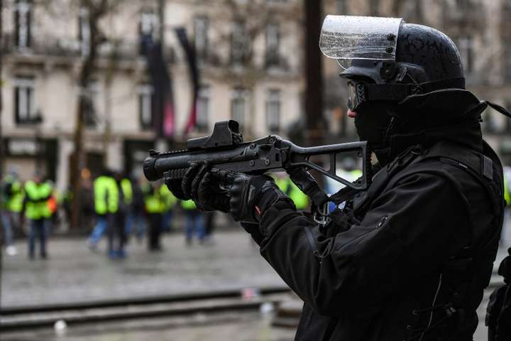 Поліцейським у Франції дозволили застосувати гумові кулі під час протестів