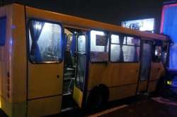 У Києві маршрутка врізалася у вантажівку: є постраждалі