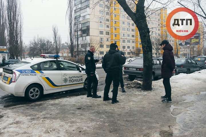 Стрілка, який поранив дитину біля магазину у Києві, затримали